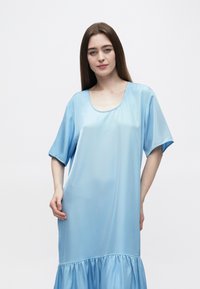 Svetlomodré saténové šaty s výstrihom do oblúka a krátkymi rukávmi. Majú nariasený lem pre plynulú siluetu.