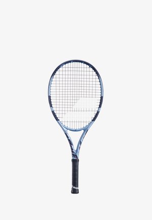 Tennisschläger mit blauem und schwarzem Rahmen, ovaler Form und schwarzem Griff. Besitzt einen bespannten Kopf und ein elegantes Design mit dezenten Akzenten.