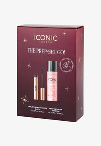 Rode doos met gouden accenten met het logo "ICONIC LONDON", bevat een zwarte mascara en een roze setting spray, gelabeld met productdetails.