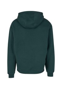 Sweat-shirt à capuche en vert foncé, fabriqué en tissu doux. Caractéristiques : coupe décontractée, manches côtelées et design simple sans logos visibles.