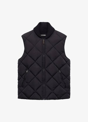 Czarna pikowana kamizelka z wysokim kołnierzem, zamkiem z przodu oraz dwiema bocznymi kieszeniami na zamek. Posiada wzór diamentowy oraz gładką, błyszczącą teksturę.