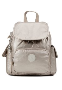 Zaino beige metallizzato di forma arrotondata, con texture in tessuto, tasca frontale con zip, tasche laterali e chiusura a pattina con toppa logo.