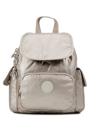 Metallisk beige ryggsäck med rundad form, textilstruktur, framficka med dragkedja, sidofickor och ett lock med en logotypapplikation.