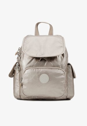 Zaino beige metallizzato di forma arrotondata, con texture in tessuto, tasca frontale con zip, tasche laterali e chiusura a pattina con toppa logo.