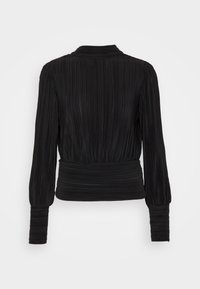 Blusa nera plissettata con maniche lunghe, colletto alto e vita aderente. La texture è liscia con motivi a righe verticali.