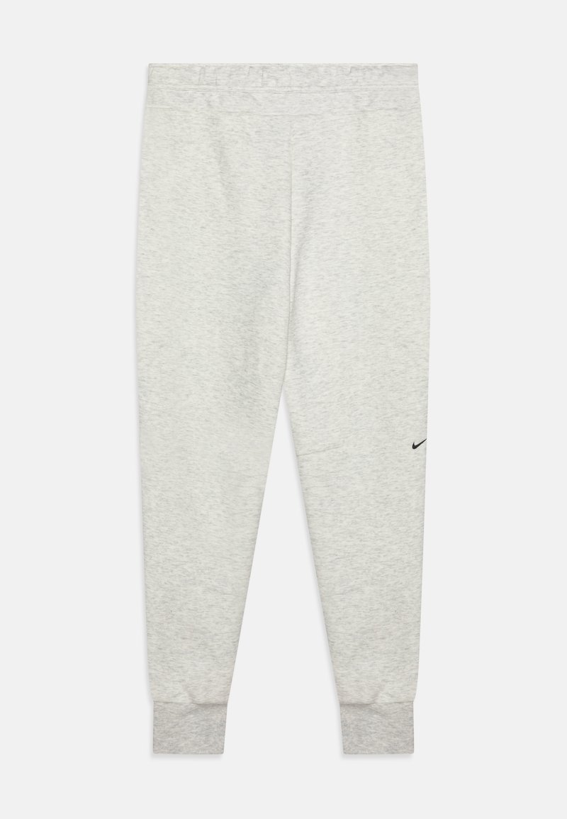 Pantalons de survêtement gris clair avec une taille élastique, des chevilles resserrées, et un petit logo Nike noir sur la cuisse gauche. Tissu doux et texturé.
