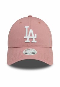 Gorra de béisbol rosa hecha de tela, con un logotipo bordado en blanco que dice "LA" en el frente. Visera curvada y correa ajustable en la parte posterior.
