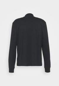 Svart långärmad skjorta med rund krage, tillverkad av ett mjukt tyg, med en enkel design och rak skärning, utan några ytterligare detaljer.