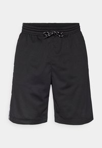 Μαύρα αθλητικά σορτς από δίχτυ με ελαστική μέση και κορδόνι, διαθέσιμα σε διαπνέον ύφασμα και αντίθετες πλευρικές λεπτομέρειες.