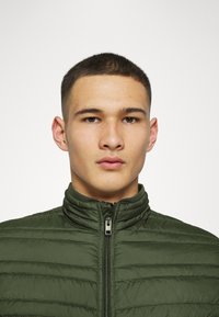 Jack & Jones PREMIUM JJLUKE LIGHT JACKET - Casaco de verão - forest night