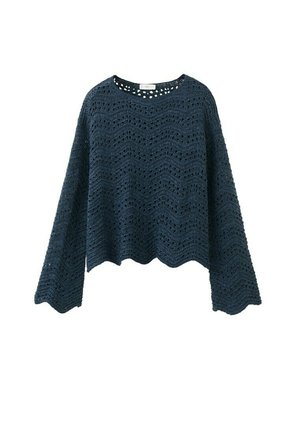 Pulover tricotat croșetat albastru închis, cu mâneci late și lungi, guler rotund și model texturat ondulat.