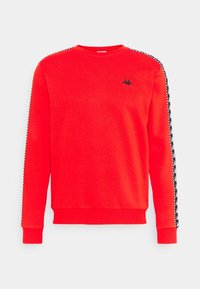 Sweat-shirt rouge à manches longues, poignets côtelés et encolure ronde. Comprend un logo noir et un détail de bande latérale noire et blanche à motif.