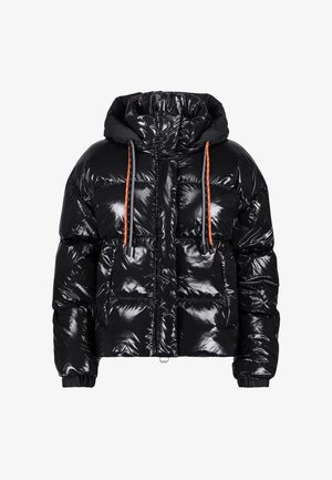 Doudoune noire brillante avec capuche, cordons orange et gris, sections matelassées et poches avant, conçue pour les temps froids.