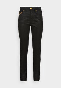 Vaqueros skinny de mezclilla negra con botones dorados y un detalle decorativo en cadena en el bolsillo delantero, con una textura suave y un ajuste ceñido.