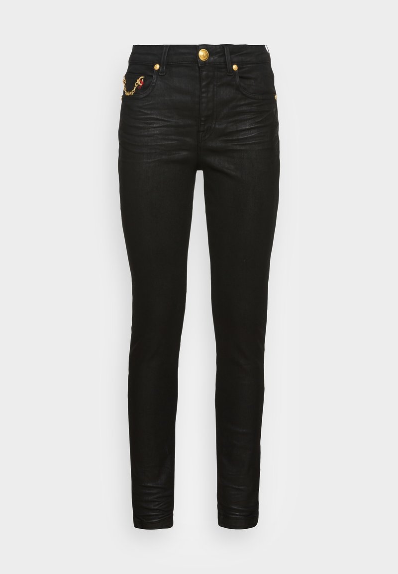 Vaqueros skinny de mezclilla negra con botones dorados y un detalle decorativo en cadena en el bolsillo delantero, con una textura suave y un ajuste ceñido.