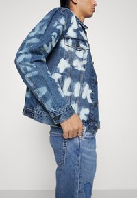 Levi's® TRUCKER - Spijkerjas - blue denim/light blue