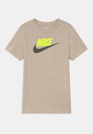 T-shirt beige à manches courtes Nike avec texte "NIKE" jaune néon et logo swoosh gris foncé sur la poitrine.