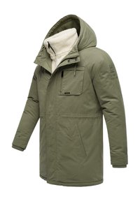 Abrigo acolchado en verde oliva con cuello forrado de pelo, múltiples bolsillos y puños de canalé. Cuenta con una cremallera frontal y una capucha ajustable.