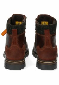 Botas de cuero marrón hasta el tobillo con cuello de textil, cremalleras laterales y tirador naranja. Presentan superficies texturizadas y suelas de goma resistentes.