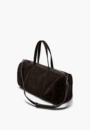 Dunkelbraune Wildleder-Tasche mit zwei Griffen und einem verstellbaren Schultergurt, vor einem schlichten weißen Hintergrund.