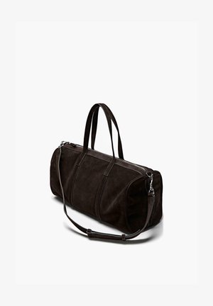 Dunkelbraune Wildleder-Tasche mit zwei Griffen und einem verstellbaren Schultergurt, vor einem schlichten weißen Hintergrund.