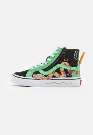 Wysokie sneakersy z czarnymi i zielonymi panelami, białą podeszwą, bocznym zamkiem błyskawicznym i pomarańczowo-brązowym wzorem węża wzdłuż boku.