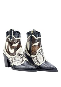 Botines de tacón con una mezcla de patrones de cocodrilo y serpiente en negro, con punteras puntiagudas y cierre de cremallera dorada.