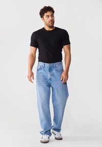 Pier One by Zalando - 2 PACK - T-shirt basic - true black/dark olive Immagine in miniatura 1
