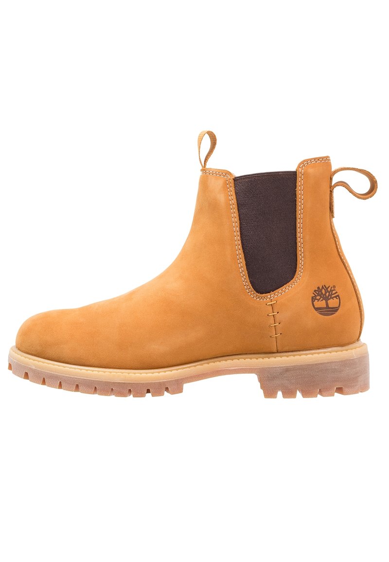 Bottine Chelsea en cuir camel avec un panneau latéral élastique noir, des languettes à l'avant et à l'arrière, et un logo embossé sur la zone du talon.