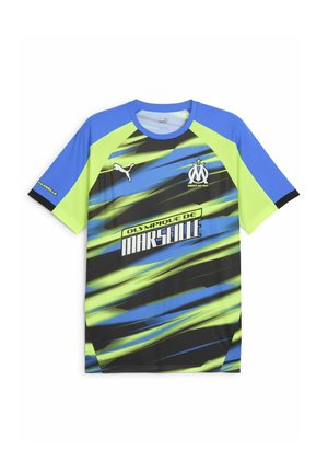 Koszulka Puma Marseille z krótkim rękawem, w przeważającej części czarna, z niebieskimi i neonowozielonymi diagonalnymi paskami, o teksturze siateczkowej i ze szczegółami logo.