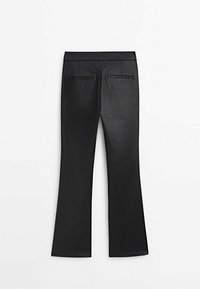Pantaloni neri a zampa d'elefante realizzati in materiale liscio, caratterizzati da due tasche posteriori con cuciture orizzontali e un design della vita pulito.