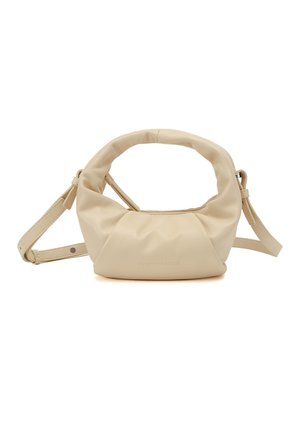 Pequeño bolso de cuero beige con un asa recogida y redondeada y una correa ajustable para el hombro sobre un fondo blanco.