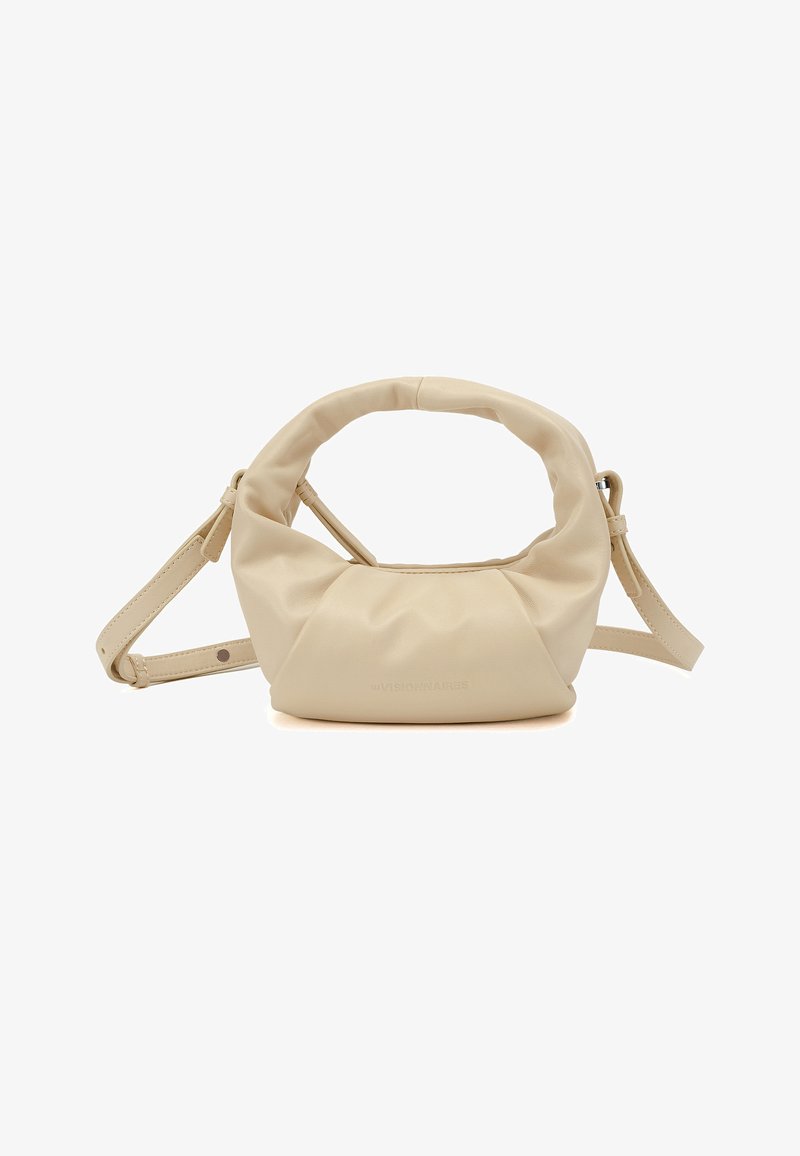 Petit sac à main en cuir beige avec une anse arrondie et froncée et une bandoulière réglable sur fond blanc.