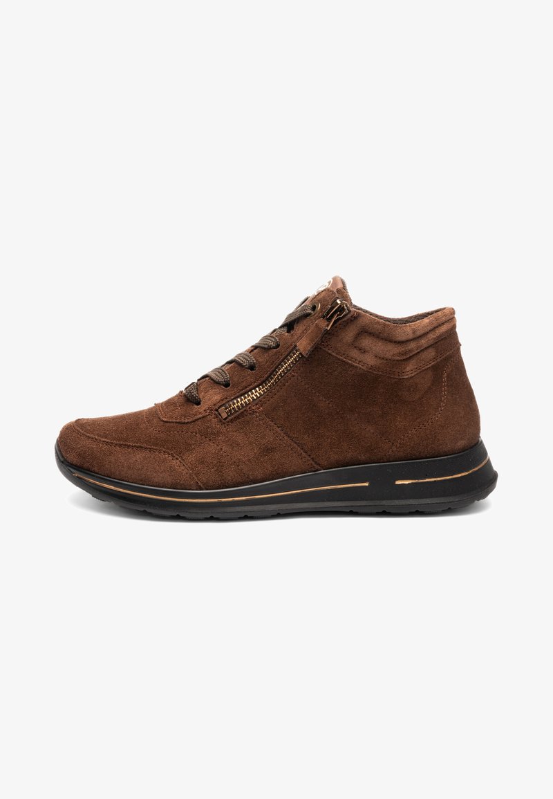 Bruine suède hoge sneaker met zwarte zool, veters aan de voorkant en ritsdetail aan de zijkant.