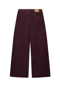 Pantalons larges en coton bordeaux foncé, avec une taille haute, deux poches arrière et une étiquette en cuir au dos de la taille.