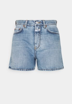 Lyseblå denimshorts med forlommer, bæltestropper, metalknap og synlige syninger på en ensfarvet hvid baggrund.