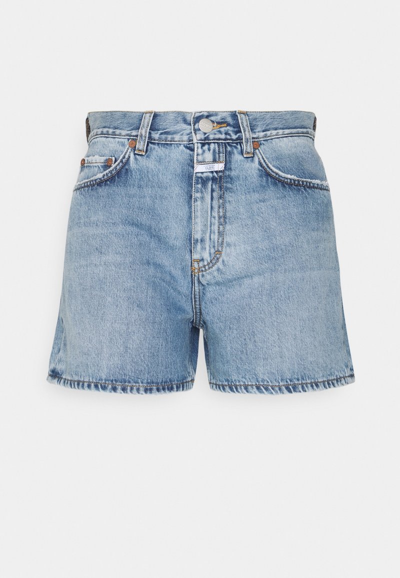 Short en denim bleu clair avec poches avant, passants de ceinture, bouton métallique et coutures visibles sur fond blanc uni.