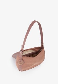 Borsa in suede rosa con tracolla in pelle liscia, forma curvata, dettagli in metallo dorato e scomparto con zip all'interno.