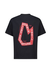 Musta puuvillapaita, jossa on rento leikkaus. Takana on rohkeaa punaista grafiikkatekstiä: "California Trail Adventure" ja luontoteemaisia yksityiskohtia.