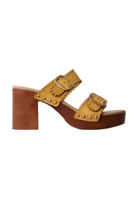 Sandale à talon bloc avec semelle en bois marron, deux brides en cuir jaune moutarde avec boucles argentées et détails de clous métalliques ronds.