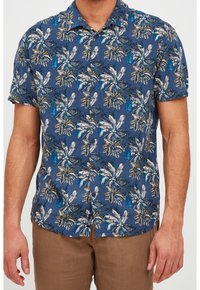 Koszula z krótkim rękawem w ciemnoniebieskim materiale z nadrukiem liści palmy w kolorach białym, złotym i morskim. Posiada guziki i luźny krój.