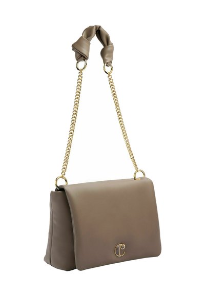 Borsa a tracolla in pelle marrone con catena dorata e dettaglio in tessuto annodato, con logo sulla parte anteriore. Forma rettangolare.