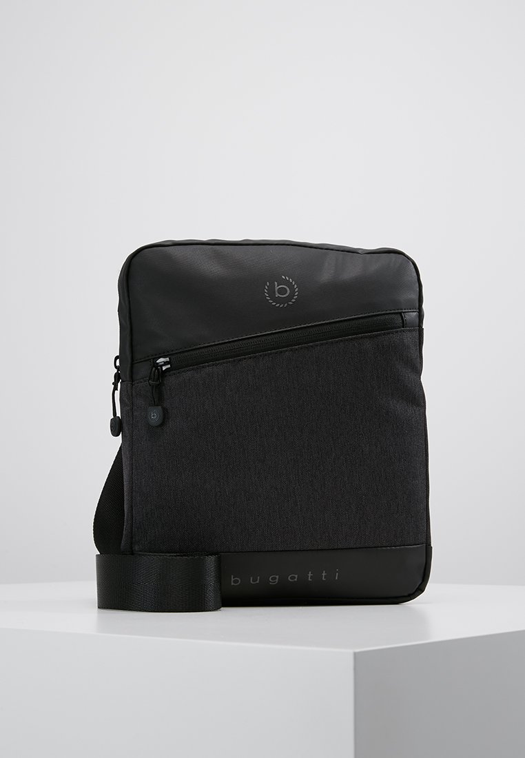 Borsa messaggera nera realizzata in pelle liscia e tessuto testurizzato, dotata di tasca frontale con zip, tracolla regolabile e dettaglio del logo.