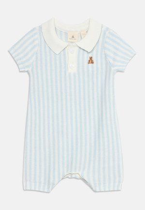 Βρεφικό φορμάκι με κοντά μανίκια σε ανοιχτό μπλε και λευκές κάθετες ρίγες, λευκή γιακά, πατιλέτα με κουμπιά και μικρή καφέ κεντητή αρκούδα στο στήθος.