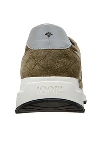 Zapatilla de ante marrón con un cuello acolchado gris, una entresuela blanca y un logotipo prominente en el talón. Superficie texturizada y diseño minimalista.
