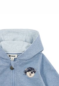 Sudadera de color azul claro fabricada en suave algodón, con un bordado de la cabeza de un oso que lleva un sombrero de pirata. Incluye un cierre de cremallera y un forro interior en contraste.