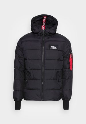 Veste rembourrée noire avec capuche, dotée d'une fermeture éclair à l'avant, de poignets côtelés et d'un patch logo. Comprend une étiquette en tissu rouge sur la fermeture éclair.
