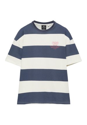 Krátky rukáv námornícky modrého a bielo pruhovaného trička s malým červeným textovým logom na ľavej strane hrudníka od značky Pull&Bear.