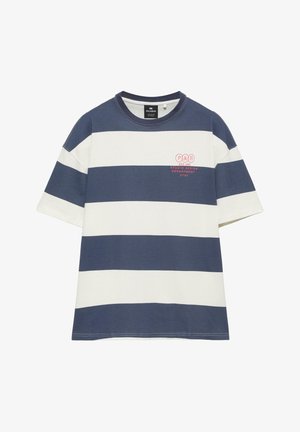 Kortærmet T-shirt i marineblå og hvide vandrette striber med lille rød tekstlogo på venstre bryst fra Pull&Bear.
