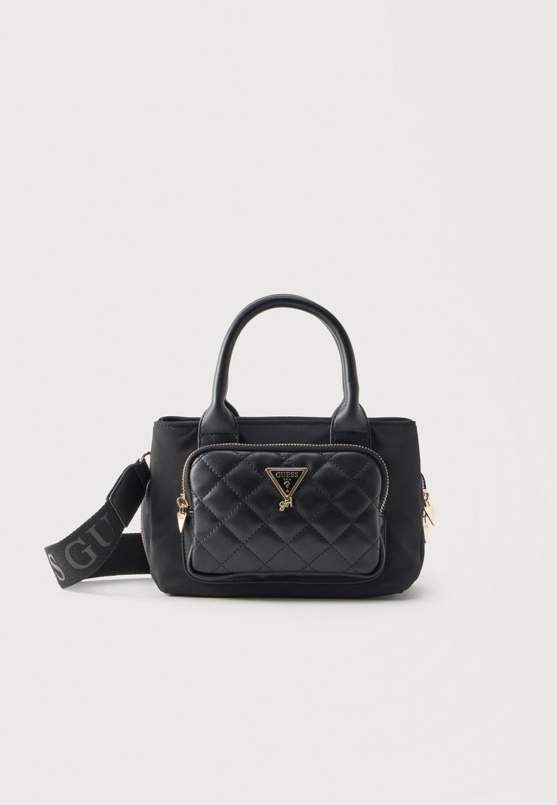 Μαύρη τσάντα Guess με καπιτονέ μπροστινή τσέπη, χρυσό τρίγωνο λογότυπο, διπλές λαβές και ρυθμιζόμενο ιμάντα ώμου με λογότυπο.